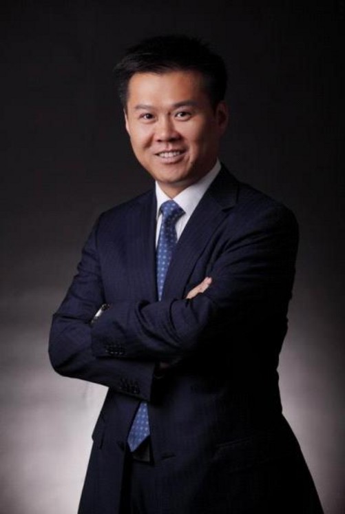 陈旭东,联想集团高级副总裁,中国区总裁,负责联想集团在中国大陆地区的整体业务。在IT产品的市场销售、商务运作、质量管理、渠道管理等方面拥有丰富的行业经验,并具有国际化视野。 陈旭东于1993年加入联想,历任大区销售经理、西北区总经理、商用市场部助理总经理、销售商务部总经理、质量管理部总经理、助理总裁。2003年至2006年期间,他担任联想集团助理总裁兼渠道销售部总经理;2005年4月起担任联想集团副总裁,2006年负责联想集团亚太区渠道销售及消费业务;2008年12月至2009年12月,他先后负责联想集团