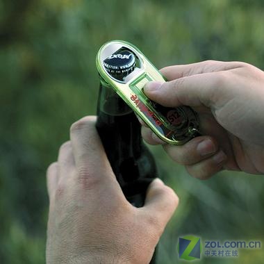 【高清图】夏天最合适 优盘竟能当啤酒瓶起子