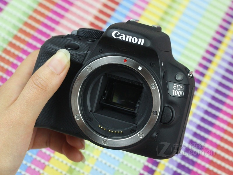 【手持效果图】佳能100D黑色镜头卡口图片 图