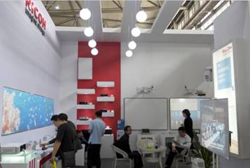 理光携超短焦投影机及电子白板助力互动课堂 