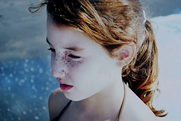 性感与可爱的并存 雀斑美女性感写真_数码影像相机图片-中关村在线