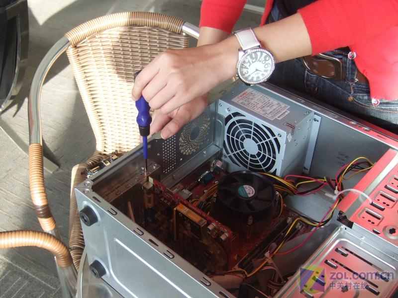 【高清图】品牌电脑也DIY 美女手把手教你换显