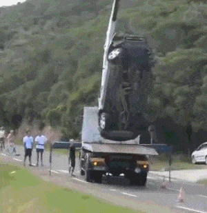 【高清图】 惊心动魄三十秒:油罐车侧翻似流星图8