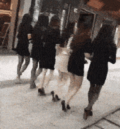 【高清图】 惊心动魄三十秒:过马路看手机命丧车轮图1