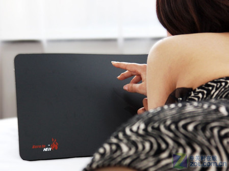 看到喷血 地狱火鼠标垫模特美女图.3