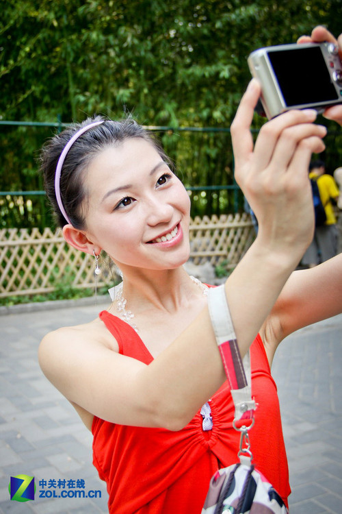 当美女遇到它 FH100与模特的亲密接触 