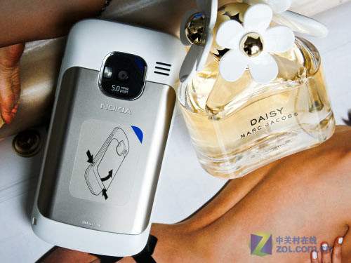 介于E63和E72间的首选 白色诺基亚E5图赏