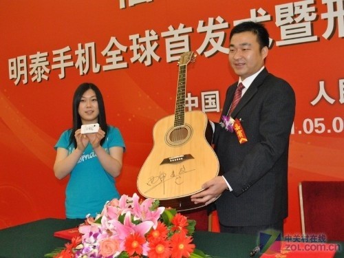 用吉他换手机 <em>西单女孩</em>开始处女代言_明泰 i