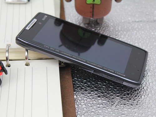 刀锋降价 摩托罗拉RAZR价格不到3300元