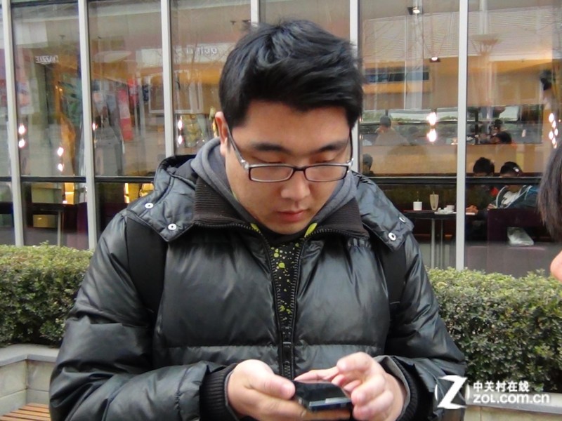 【高清图】超"机"访问:MOTO新刀锋RAZR街头体验图片 图3 -ZOL中关村在线