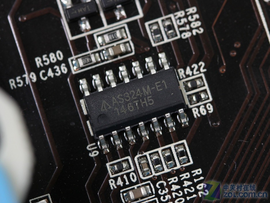 B75新品频发,中小企业的福音来了。今天为大家带来一款杰微出品的B75主板。该主板采用MATX小板型设计,尽管板型小,但规格却丝毫没有缩减。4条DIMM DDR3双通道内存也达到了7系主板的最高规格。主板还配备了USB3.0扩展插针,让玩家可以充分利用自己机箱上的前置USB3.0接口。由于B75价格非常便宜,所以极有可能成为H61主板的代替品。 作者:李博潮 2012-04-12 05:51