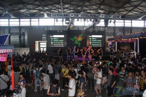 洋妞 DOTA一个也不少 Razer展台美女秀