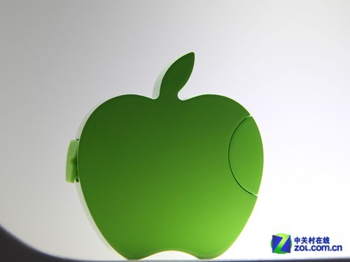 仔细对比之下,我们能够发现苹果logo的缺口部分在这款产品上似乎并没