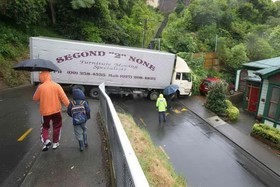 过分相信GPS 新西兰司机U型弯道被卡-