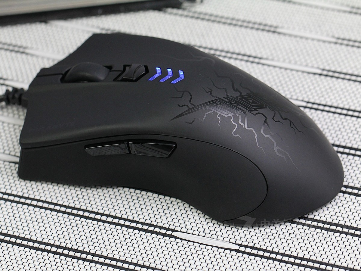 鼠标 技嘉鼠标 技嘉force m7 thor鼠标 图片 效果图 2 / 17隐藏