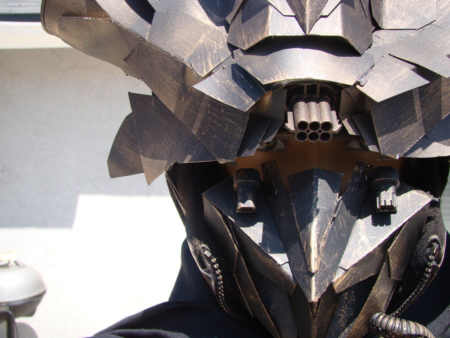 有才老外用纸折出机器人