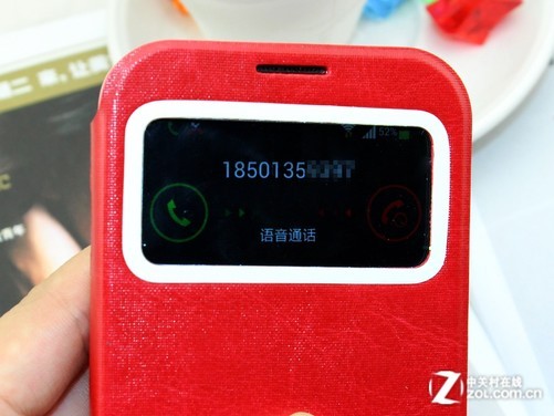 开窗结构设计 无需翻盖即可实现滑动接听及可视来电