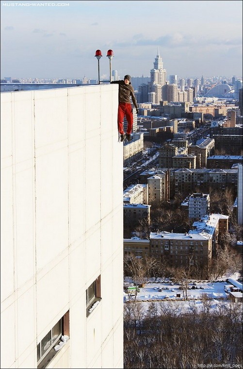 搏命演出!极限运动家单手悬挂高楼上