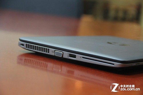 右侧接口布局接口方面,在惠普 elitebook 820 g1的机身右侧是一个耳机