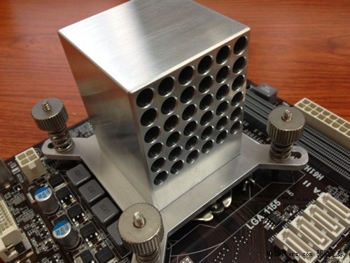 你肯定没见过:比主板还大的cpu散热器