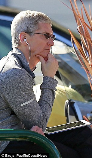 库克出柜后的第一个生日 独自购物洗车 (1/10)