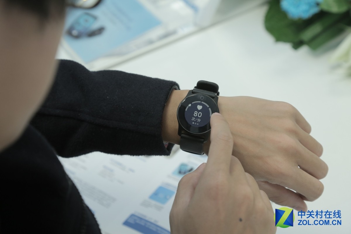 【高清图】 专注个人健康管理 飞利浦发布健康智能手表 图4