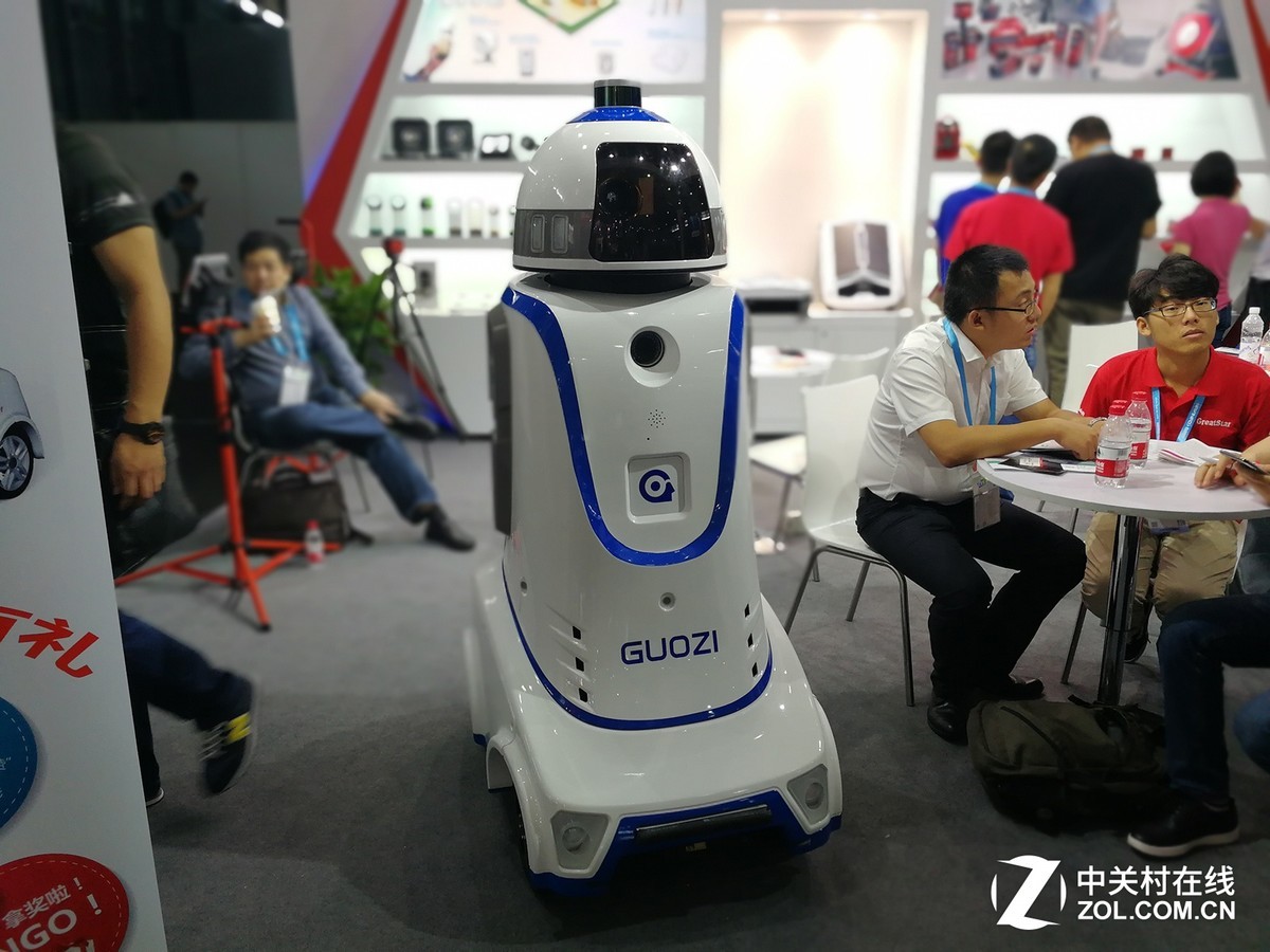 【高清图】 贴身保镖守护 ces惊现智能安防机器人图1