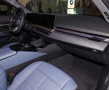 ����5ϵ 2024�� 525Li M�˶���װ�пط�����6