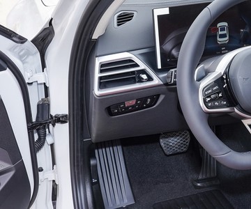 ����3ϵ 2025�� 325i M�˶���װ�пط�����0