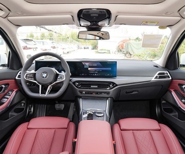 ����3ϵ 2025�� 325i M�˶���װ�пط�����4