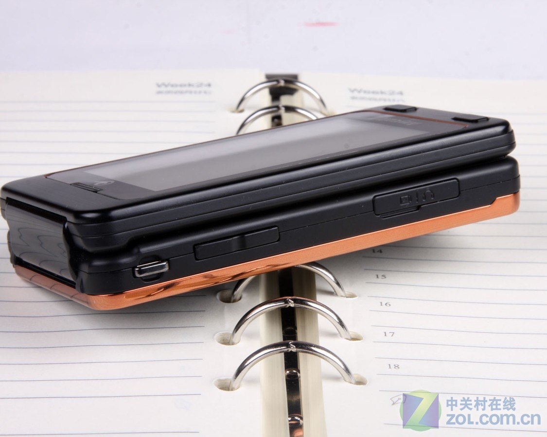 【高清图】双屏幕触控+3G双网双待 三星W79