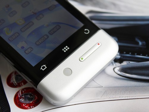 手机 正文 轨迹球不对称美 用一个词形容中兴r750的话,就是"简约",但