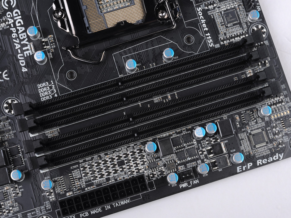 黑色的内存插槽