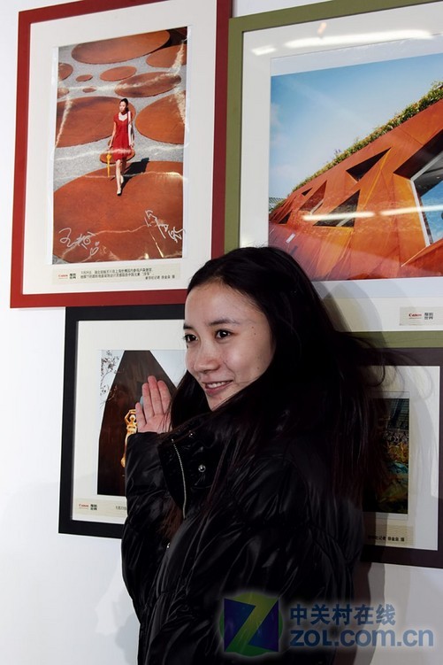 5月24日,湖北姑娘王姮在世博园内参观卢森堡馆,摄影记者徐金泉将这一