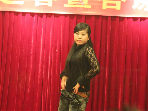 商务部同事尹俊丽给大家带来动感十足的舞蹈《十分钟》