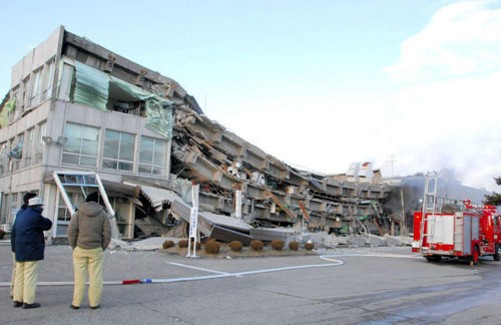 日本东北部福岛县 一座工厂在地震中倒塌