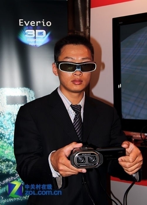 图为:工作人员进行3d摄像机讲解