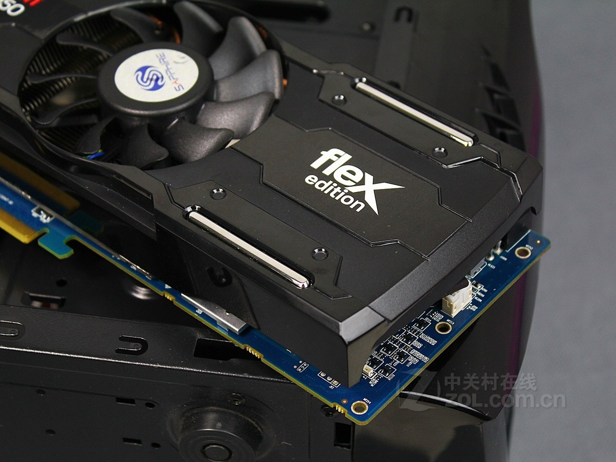 【高清图】 蓝宝石(sapphire)蓝宝hd6950 flex 2g gddr5 pci-e效果图