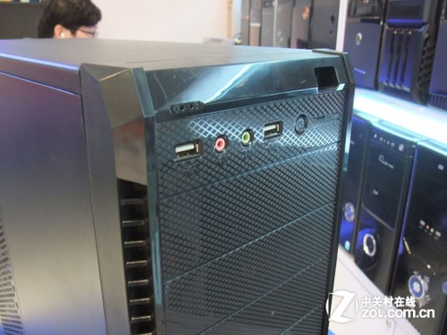 独特面板设计 硕一D608机箱现价329元 