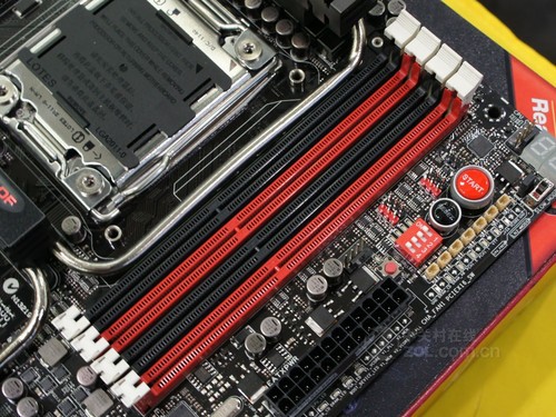 服务器主板内存插槽 ceNauCurFIQoQ.jpg