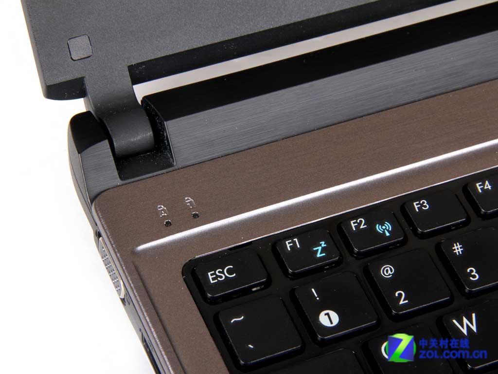 【高清图】 堪称全球最薄amd笔记本 华硕x32u评测图3