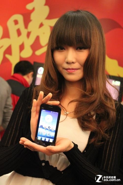 美女模特展示小米手机_小米 m1_手机android频道-中关村在线