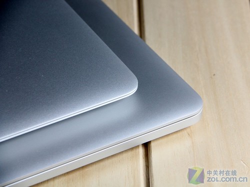 �� 13 Ӣ��� Air ��ȣ���һ�� 15 Ӣ�� Macbook Pro �ĳߴ����ɻ��ǻ��һ�㡣