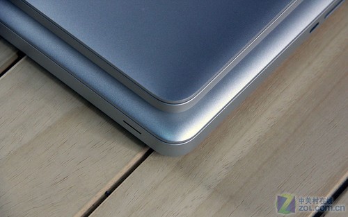 ���ǿ��Կ����������� MBP ������Ƚ����ˣ����ҳ��ȺͿ���Ҳ�������٣�����Ļ�ߴ�û�䣬�������ζ���������˸�խ����Ļ�߿�