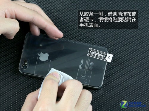 将贴膜翻过来, 从粘胶条的一侧侧边向另一侧侧边逐渐地将贴膜粘在手机表面. 可以用清洁布来回横向擦拭或者用硬卡推刮, 但一定不要一次将整张贴膜直接贴下.